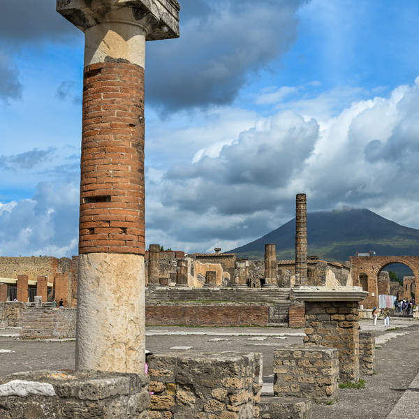 Small-Group Pompeii and Vesuvius Tour with Wine and Lunch