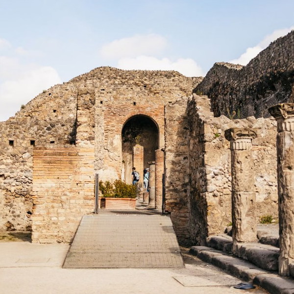 Small-Group Pompeii and Vesuvius Tour with Wine and Lunch