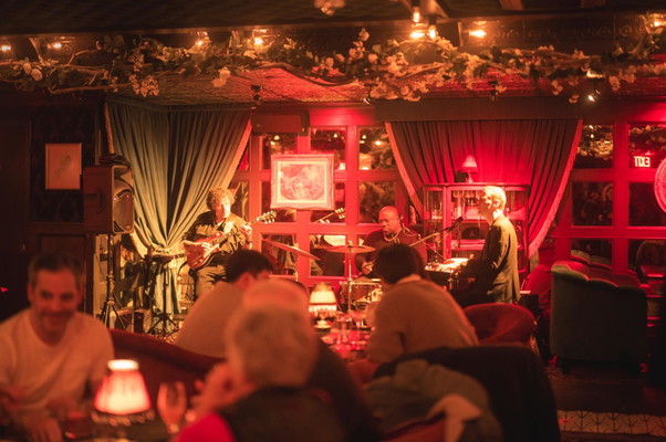 Speakeasy Drinks and Prohibition History Tour NYC