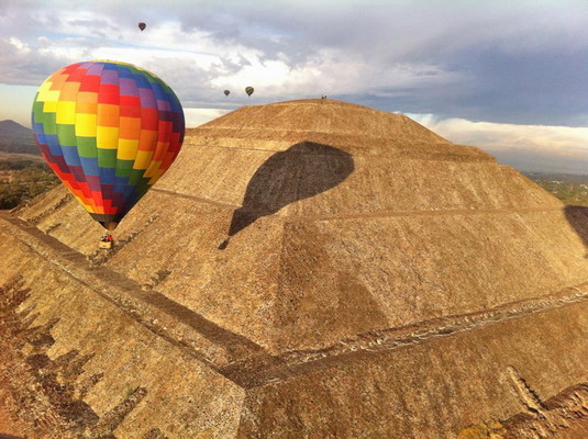 Hot Air Balloon Flight and Teotihuacán Tour