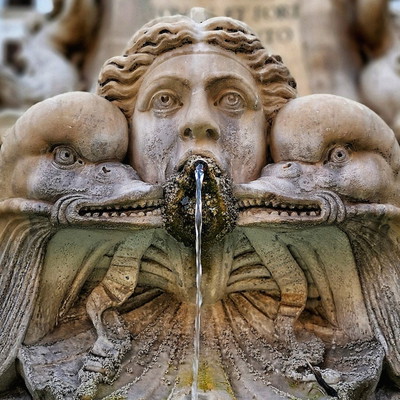 Stroll of the Artists: Best Squares and Fountains Tour