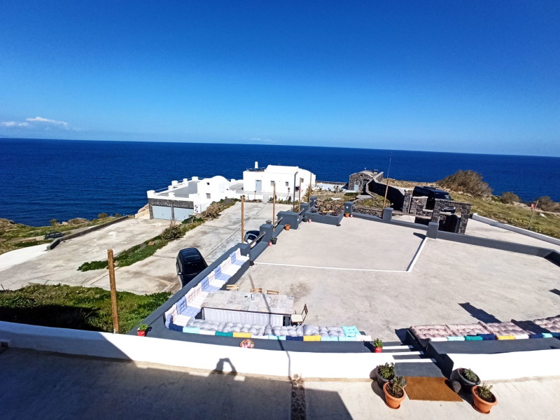 Santorini: Sights and Flavors