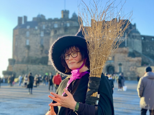 Edinburgh Witches & Haunted History Old Town Walking Tour 